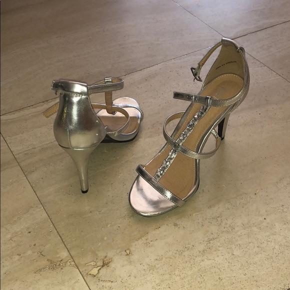 Silver heels - Picture 2 of 3